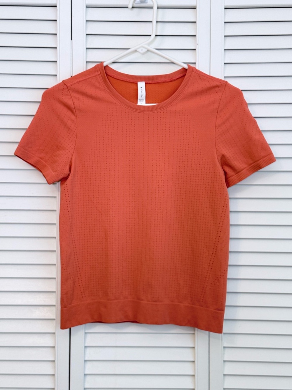Athleta In Motion Seamless Tee Women’s Size XS Coral Ventilated Short Sleeves
